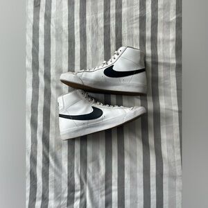 white nike blazers mid 77